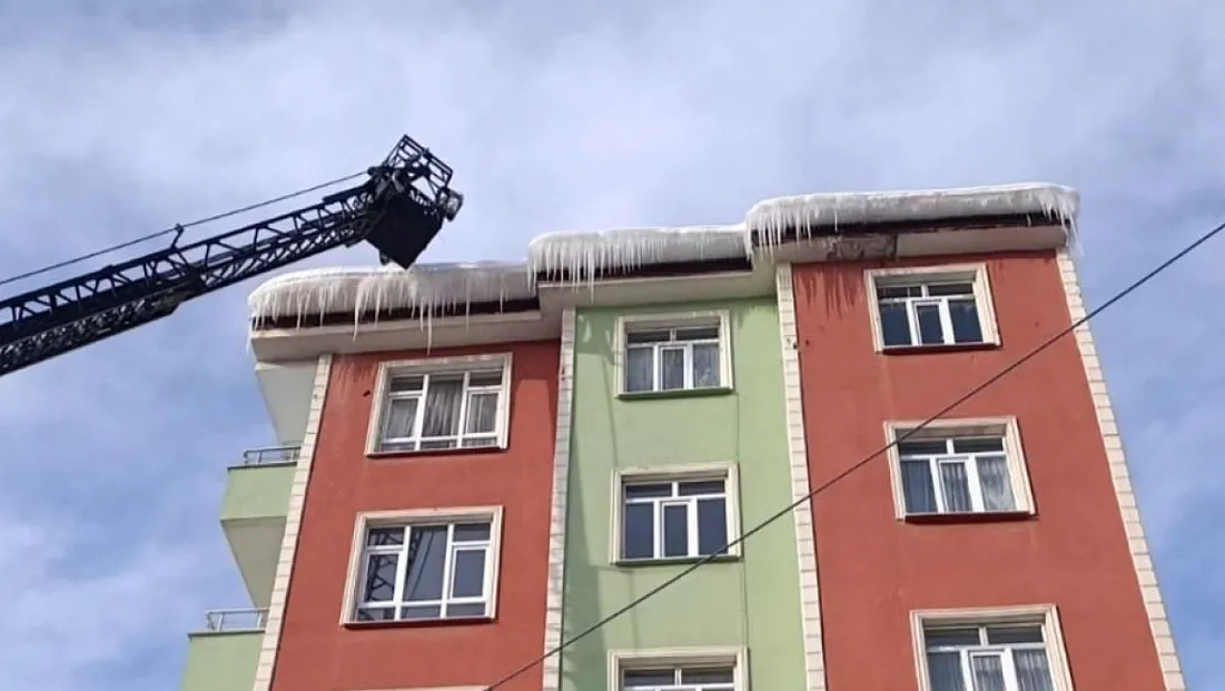 Ağrı’da buz sarkıtlarına itfaiyeden müdahale