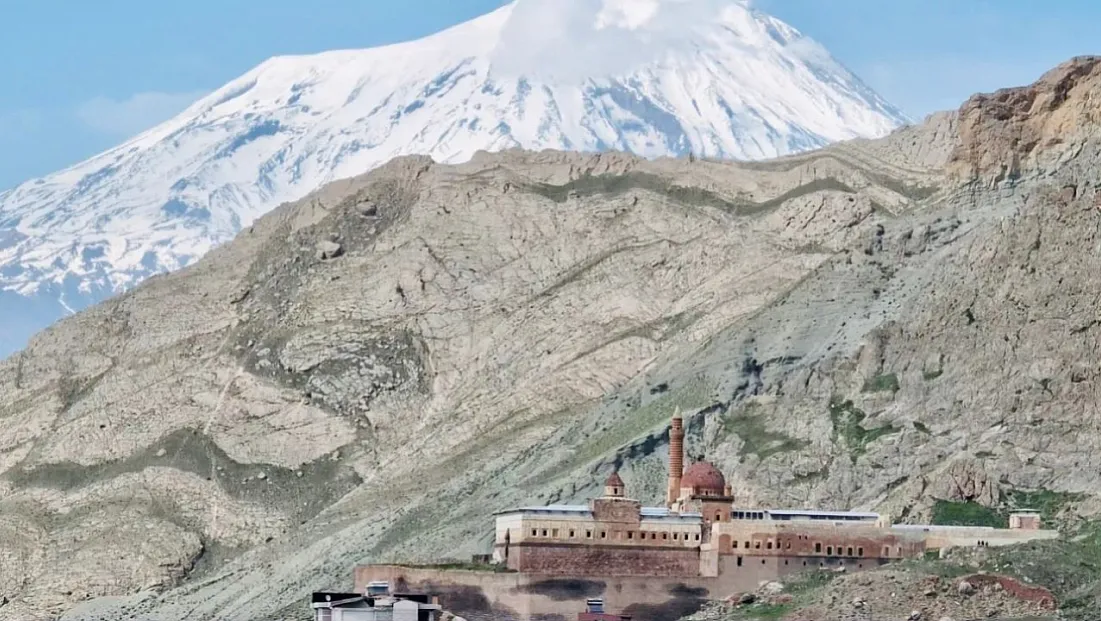 Ağrı'da hayal olan o fotoğraf gerçekleşti: Ağrı Dağı ve İshak Paşa Sarayı Aynı Karede Buluştu