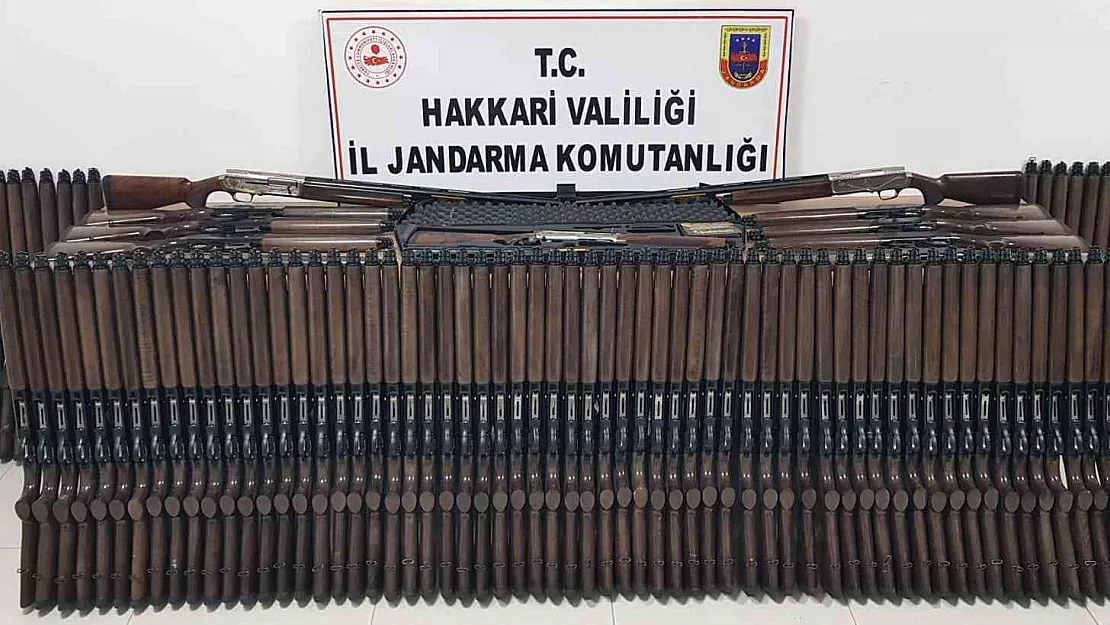 Hakkari'de jandarma kamyonetin gizli bölmesinde 91 av tüfeği ele geçirdi

