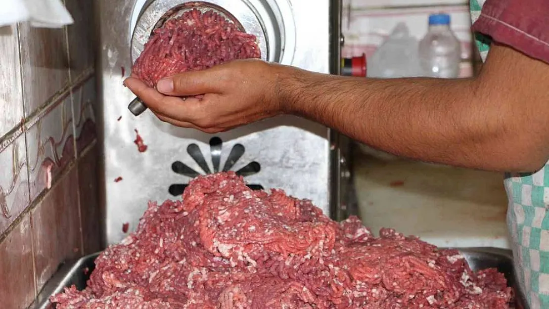 Erzincan'da kasapların kıyma mesaisi
