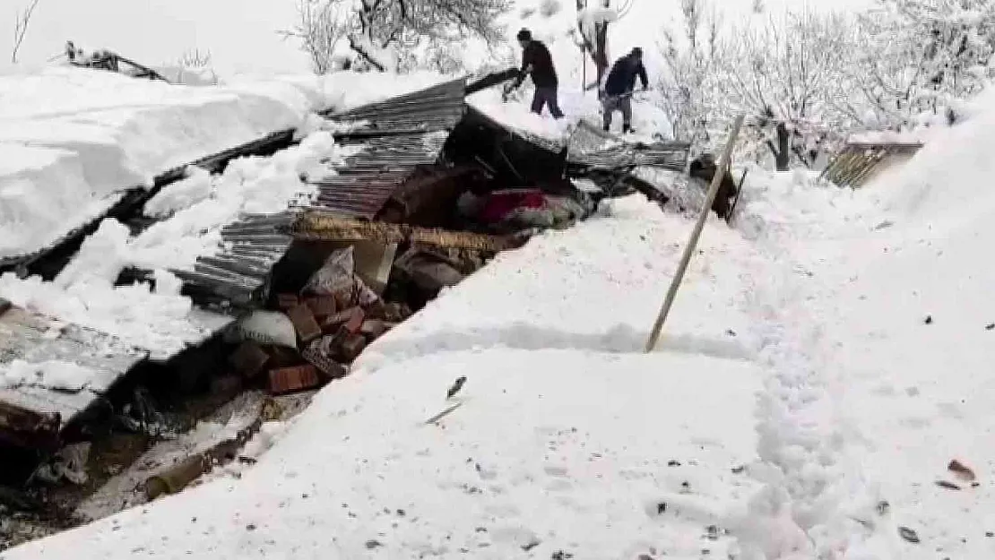 Elazığ'da kardan üç evin çatısı çöktü

