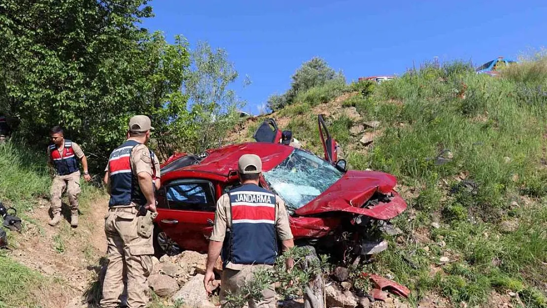 Oltu'da otomobil şarampole yuvarlandı: 2 ölü, 3 ağır yaralı
