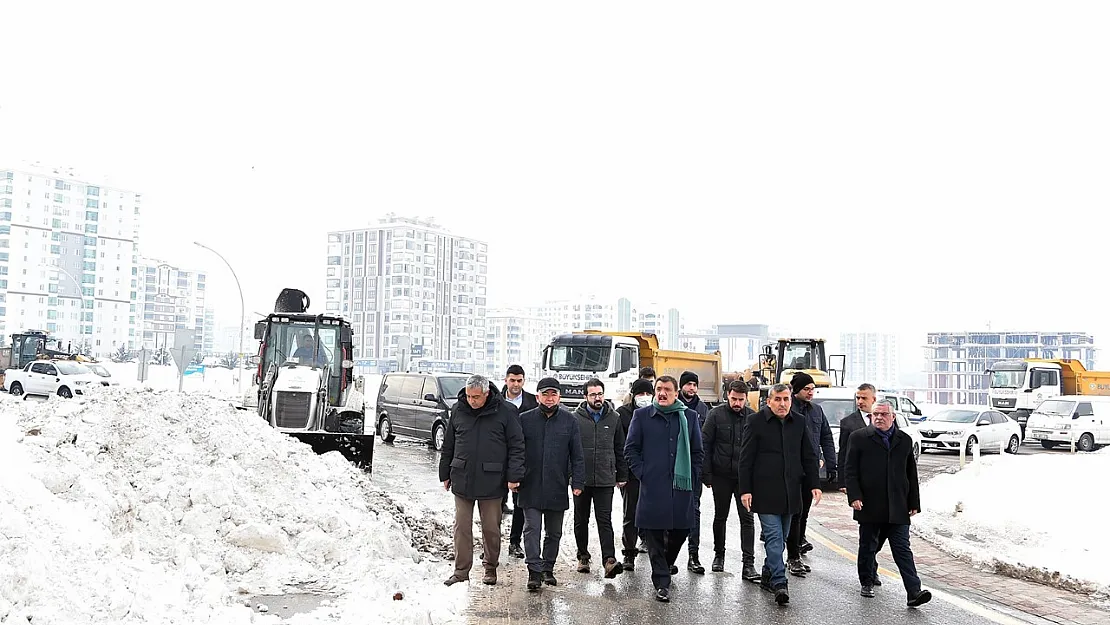 Malatya Büyükşehir ekipleri kar kaldırma çalışmalarını hızlandırdı
