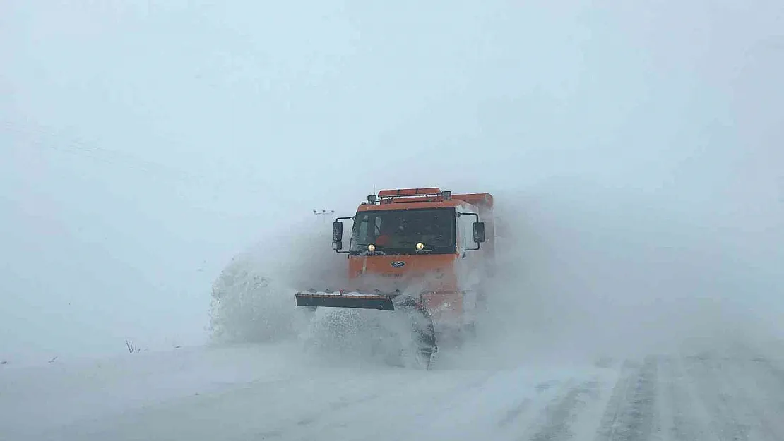 Erzincan'da kar ve tipiden 294 köy yolu ulaşıma kapandı
