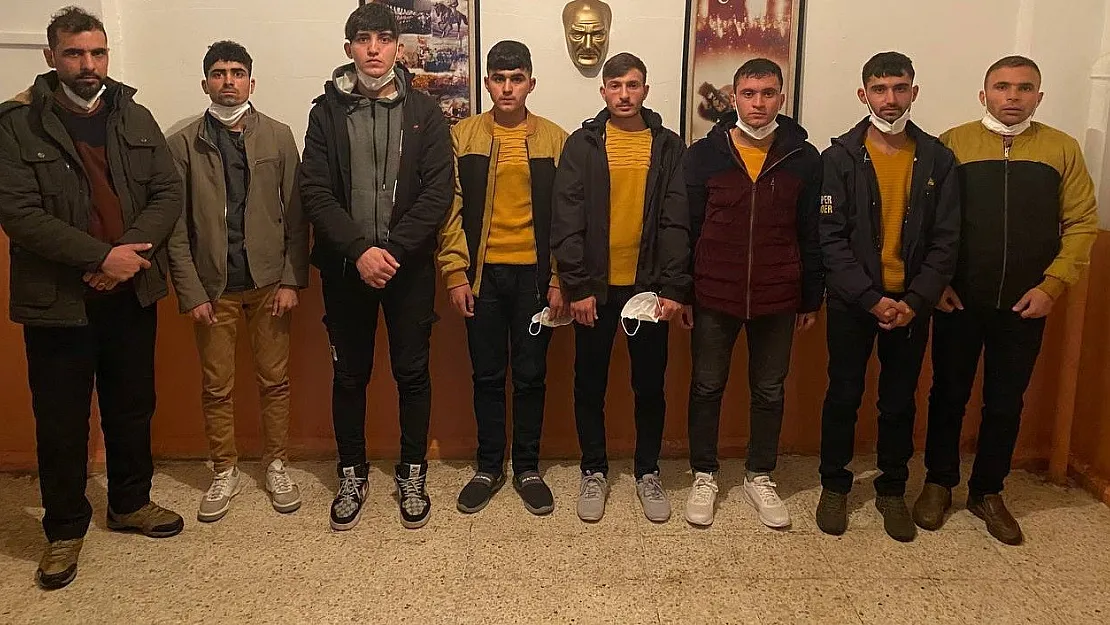 Başkale'de sahte pasaportlu 8 Afgan yakalandı

