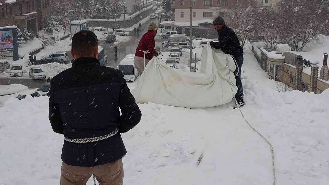 Muş'ta işçilerin çatılarda tehlikeli kar temizliği başladı
