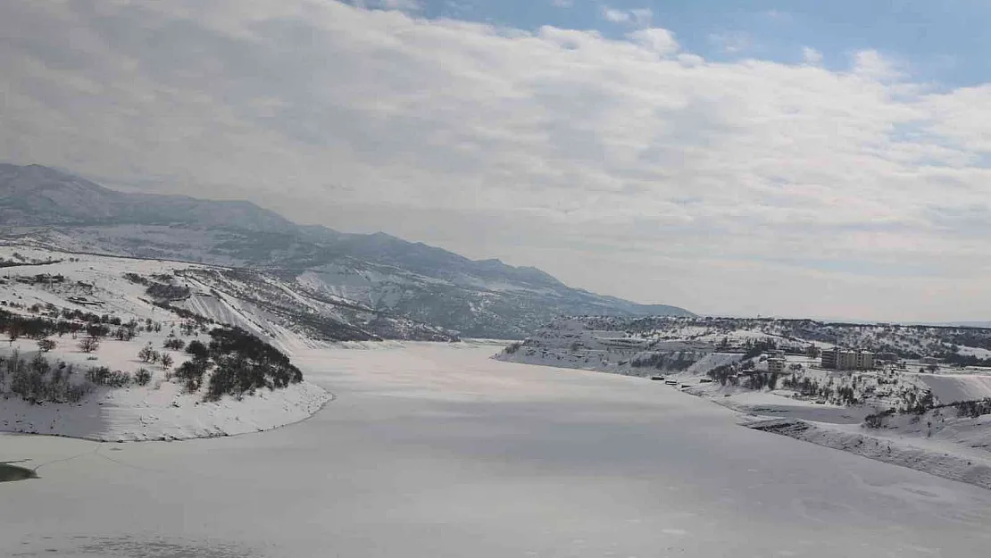 Tunceli'de baraj gölü dondu
