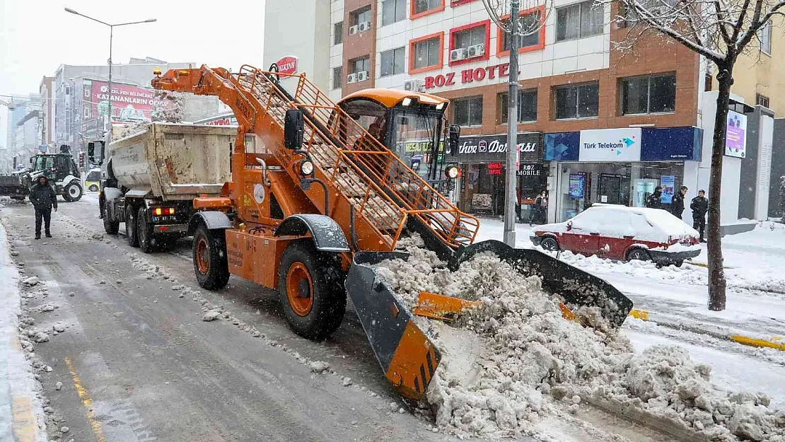 Van Büyükşehir Belediyesi 120 bin ton kar taşıdı
