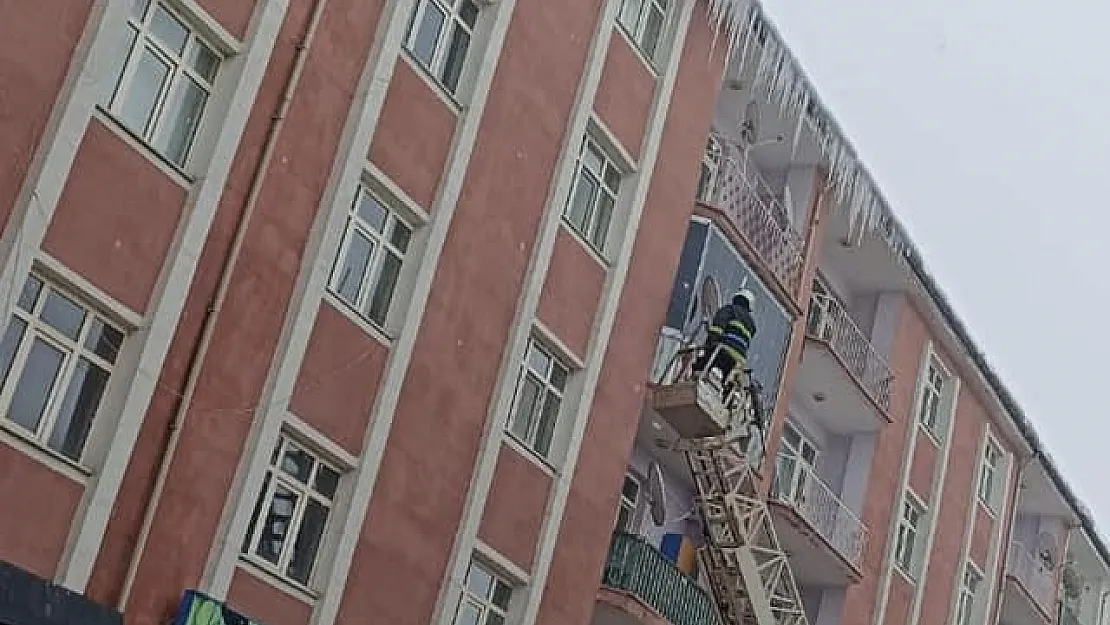 İtfaiye ekipleri buz sarkıtlarını temizledi
