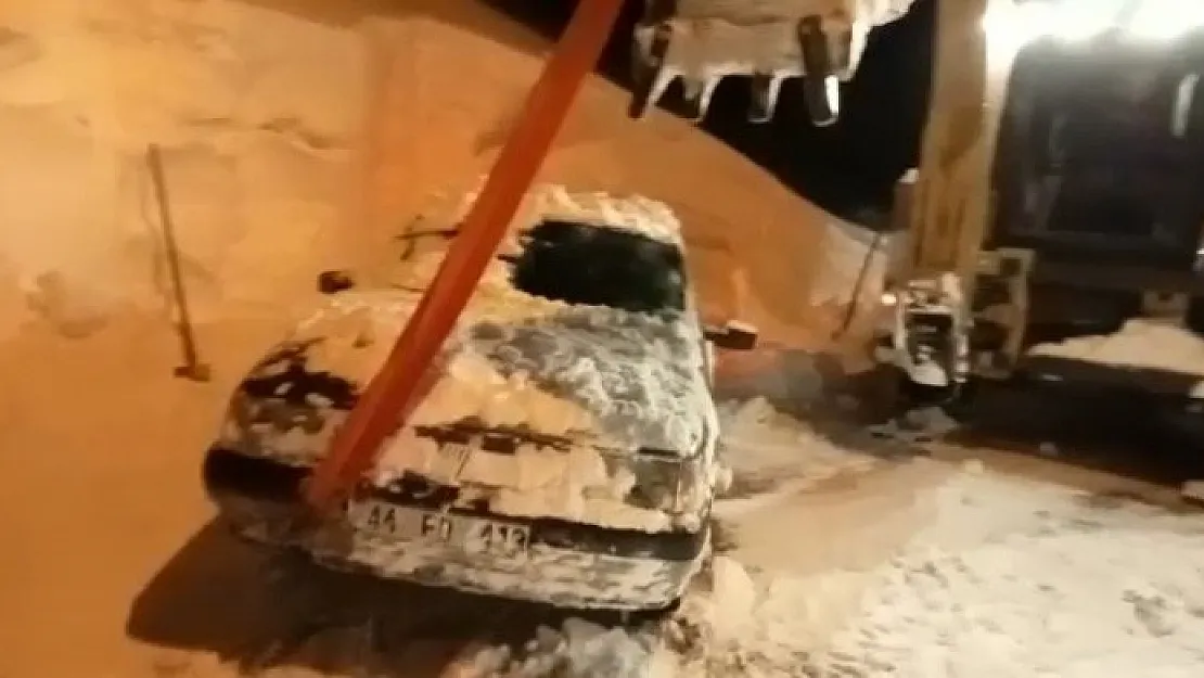 Sürücünün bıraktığı aracı 5 metre karın altından çıktı
