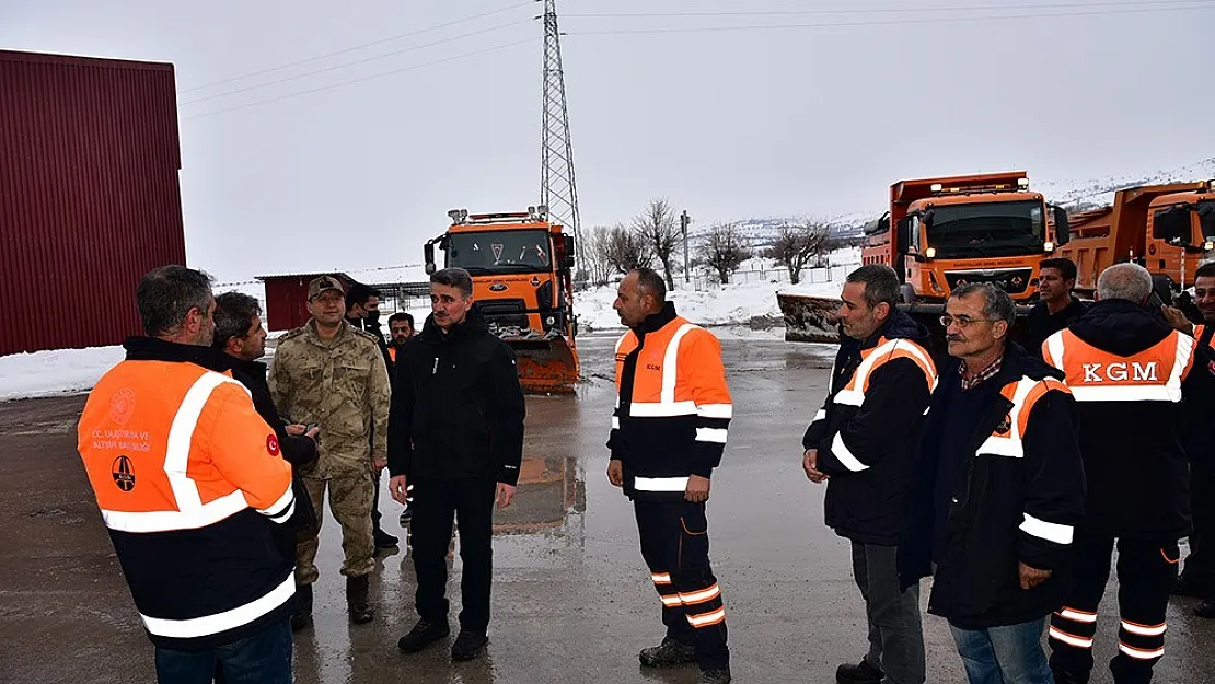 Vali Baruş, karlı yolları açma çalışmalarını denetledi
