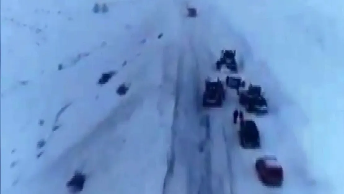 Erzurum'da kar yağışı sonrası düşen çığ karayolunu kapattı, ekipler seferber oldu
