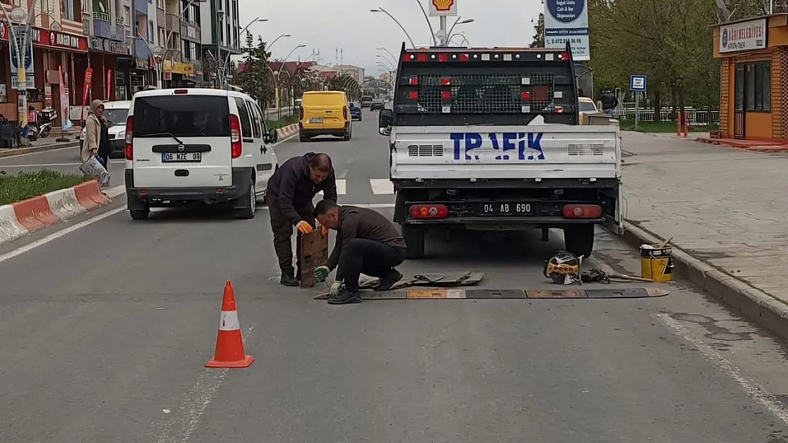 Ağrı Belediyesi'nden Trafik Güvenliği Atağı: Hız Kesici Kasis Çalışmaları Devam Ediyor