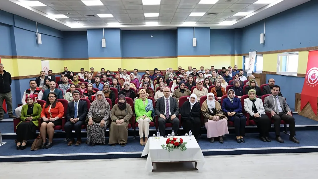 Ağrı'da Anneler Günü'ne Özel Söyleşi Programı Düzenlendi