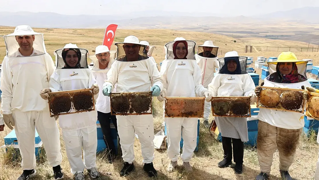Ağrı'da Bal Hasadı Başladı: Vali Mustafa Koç, Kadın Arıcılarla Birlikte Kovan Açtı