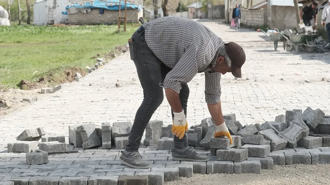 Ağrı'da Baloluk Köyünde Kilit Parke Taşı Çalışmaları Tüm Hızıyla Sürüyor