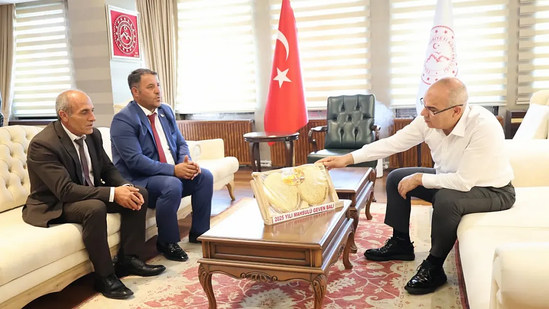 Ağrı'da İlk Bal Hasadı Vali Koç'a Sunuldu: Arıcılık Sektörü Masaya Yatırıldı