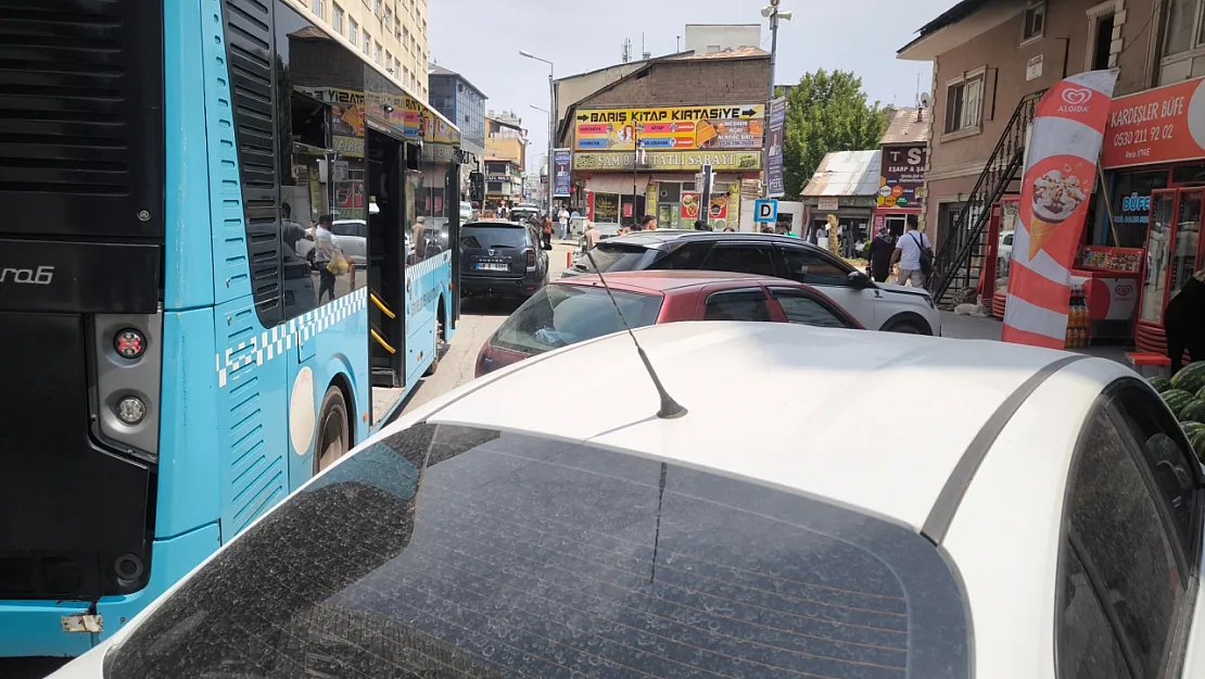 Ağrı'da otobüs durağına park eden araçlar ulaşımı aksatıyor!