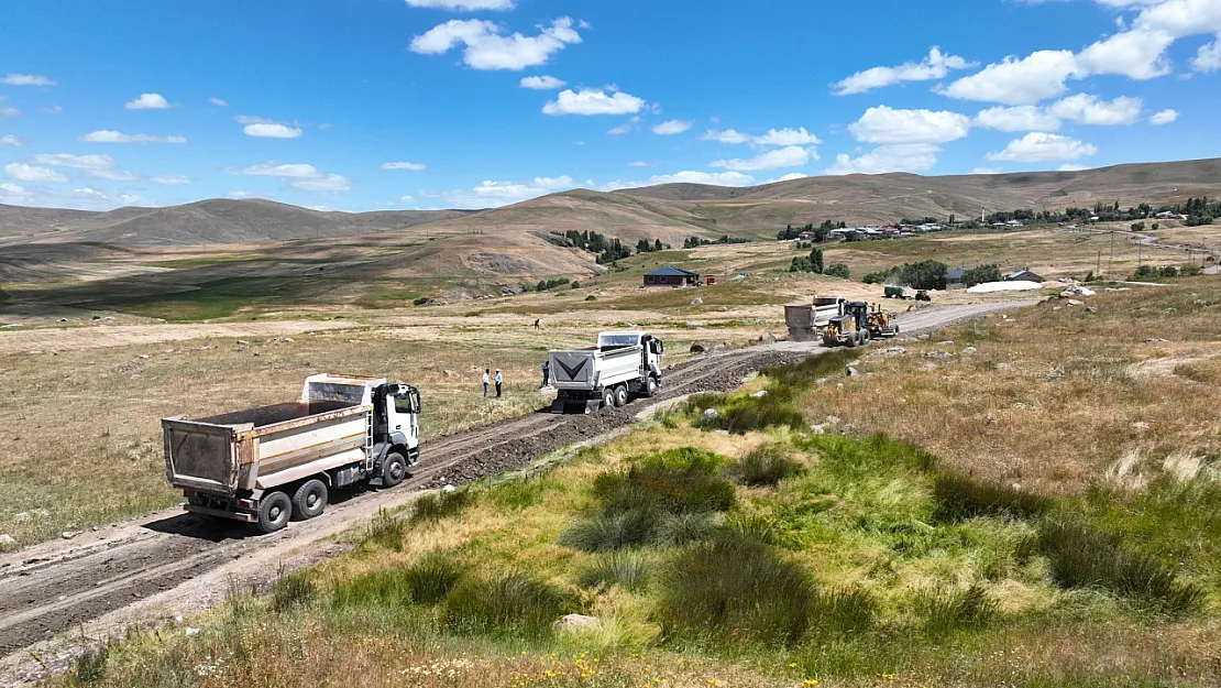Ağrı'da Uzunveli-Boztoprak Arası Yol Çalışmaları Sürüyor