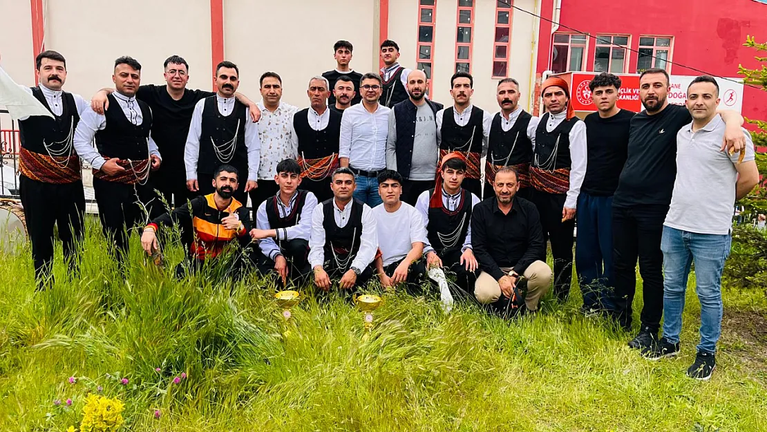 Ağrı Karaköse Sanat Kulübü'nden Halk Oyunlarında Çifte Şampiyonluk!