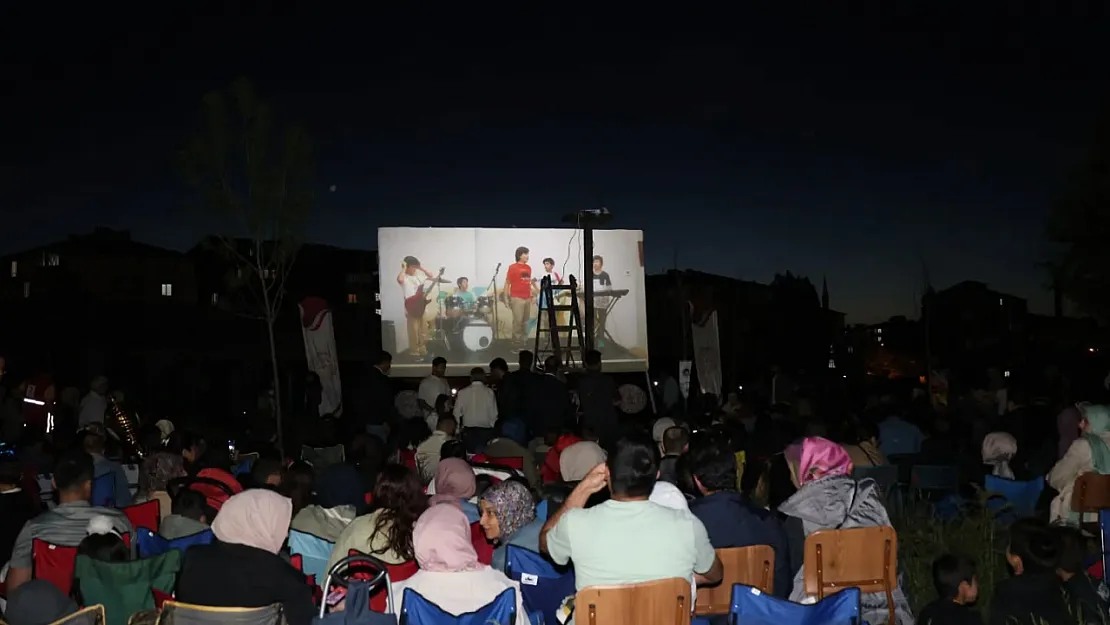 Ağrı Valiliği'nden Çocuklara Özel Şenlik ve Açık Hava Sinema Keyfi