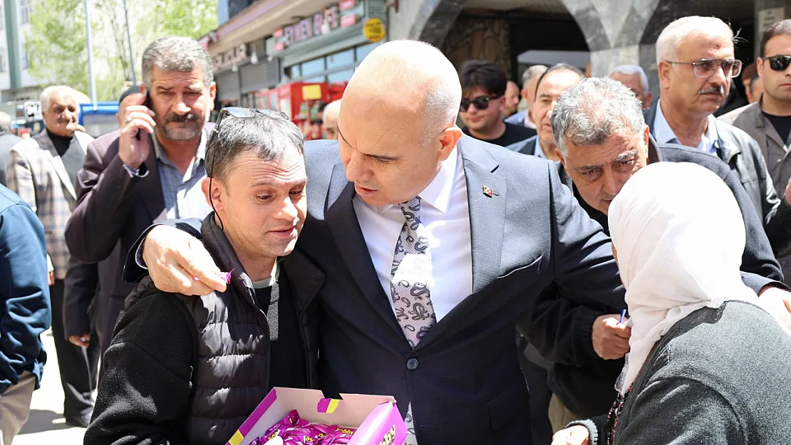 Ağrı Valisi Mustafa Koç'tan Cumhuriyet Caddesi Esnafına Ziyaret