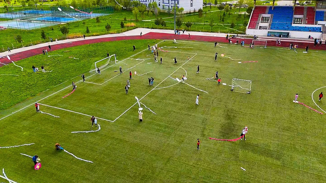 AİÇÜ'de 14'üncü Bahar Şenliği Renkli Uçurtmalarla Taçlandı