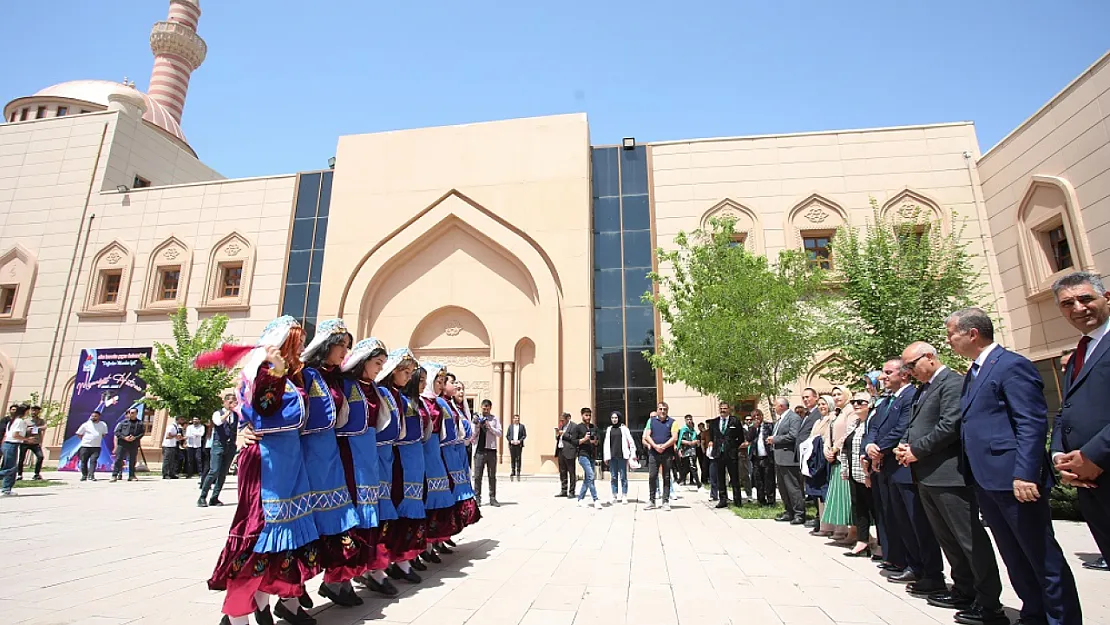 AİÇÜ'de Mezuniyet Coşkusu: 3 Bin 750 Öğrenci Diplomalarını Aldı