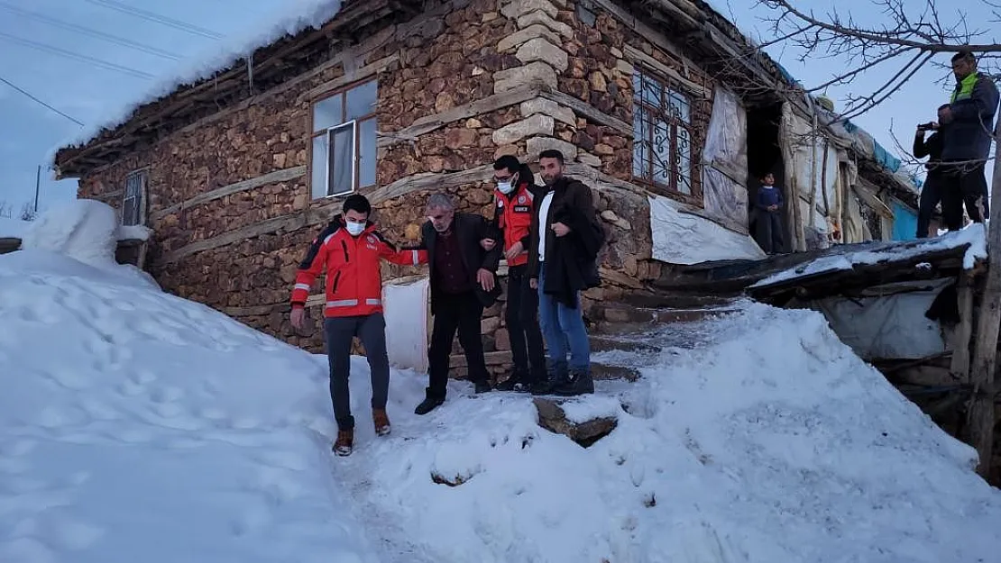 Bingöl'de UMKE karlı yolları aştı, vatandaşı hastaneye ulaştırdı
