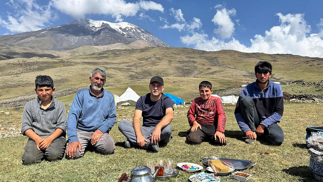 Doğubayazıt Kaymakamı Murat Ekinci, Ağrı Dağı Eteklerinde Çiftçileri Ziyaret Etti