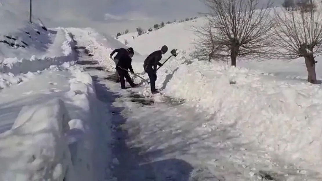 Kardan kapanan yolları köy sakinleri kendileri açtı
