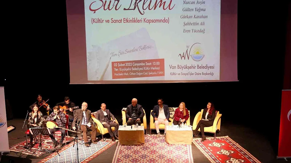 Van Büyükşehir Belediyesinin şiir dinletisine yoğun ilgi
