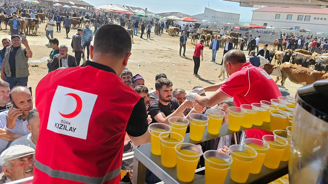 Kızılay Ağrı Şubesi'nden Kurban Bayramı Öncesi Anlamlı İkram: Limonata ve Kek Dağıtıldı