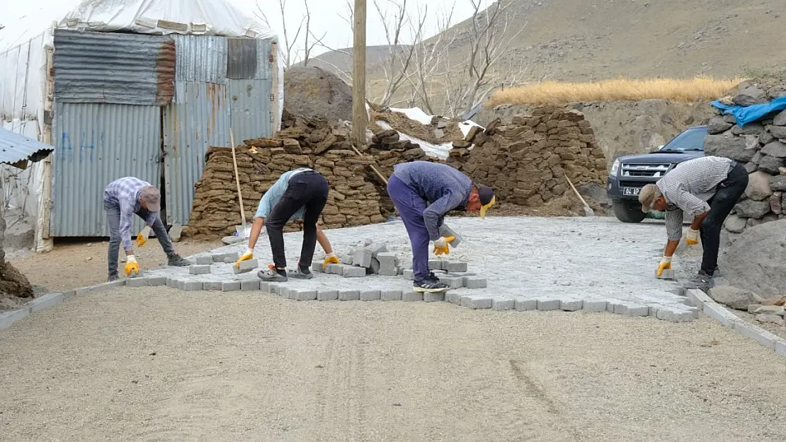 Taşlıçay Alakoçlu Köyü'nde 2 Bin Metrekare Kilit Parke Taşı Çalışması Tamamlandı