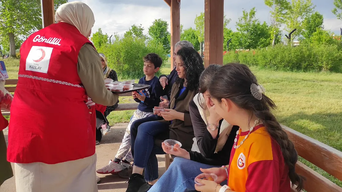 Türk Kızılay Ağrı Şubesi'nden Anlamlı Kutlama: Kuruluş Yıl Dönümünde Vatandaşlara İkram ve Bilgilendirme Etkinliği