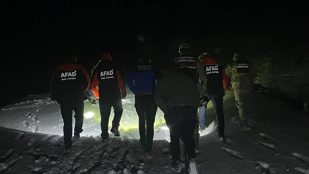 Ağrı'da kar esareti: Mahsur kalan 2 kişiyi AFAD ve Jandarma kurtardı