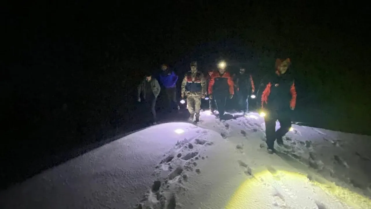 Ağrı'da kar esareti: Mahsur kalan 2 kişiyi AFAD ve Jandarma kurtardı