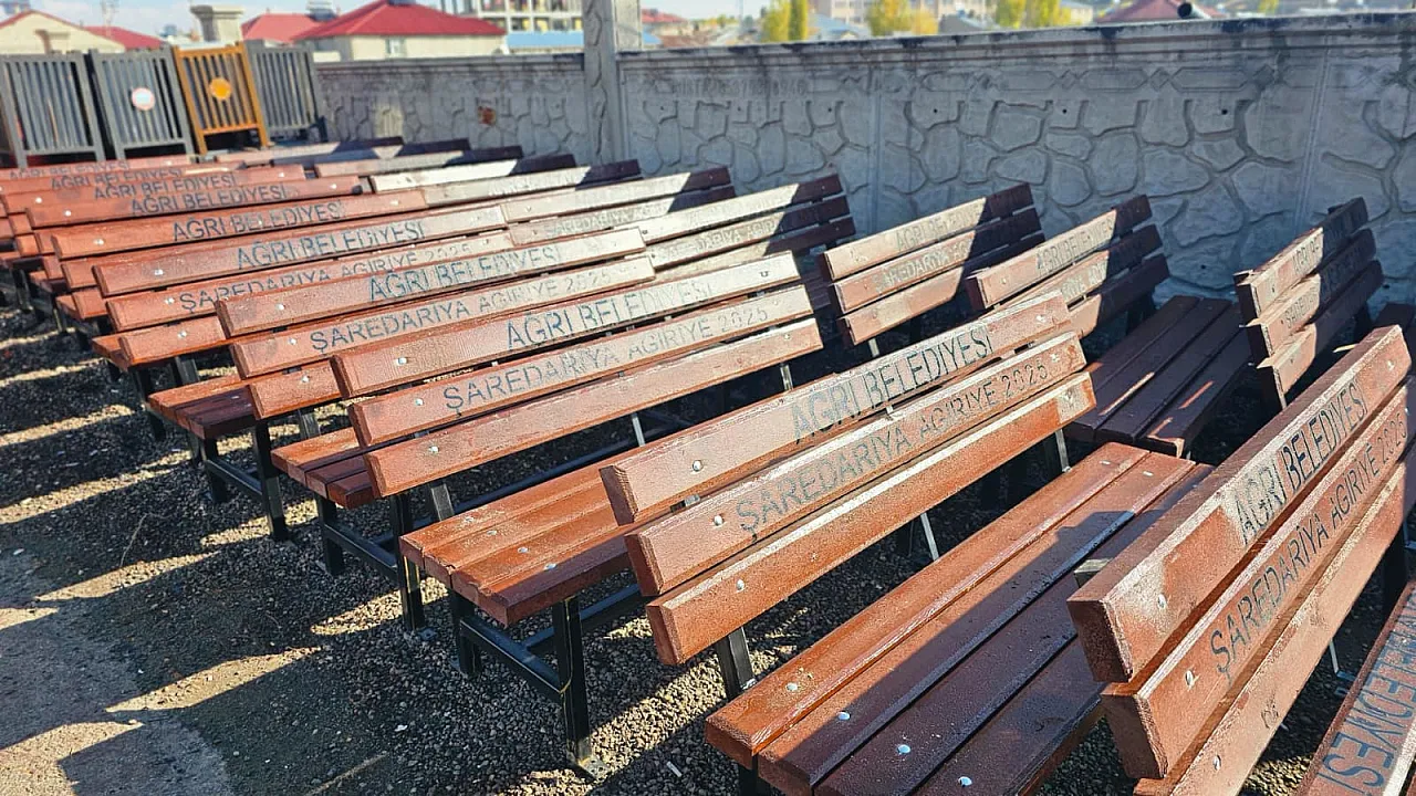 Ağrı Belediyesi kendi atölyelerinde çevre dostu şehir mobilyası üretiyor