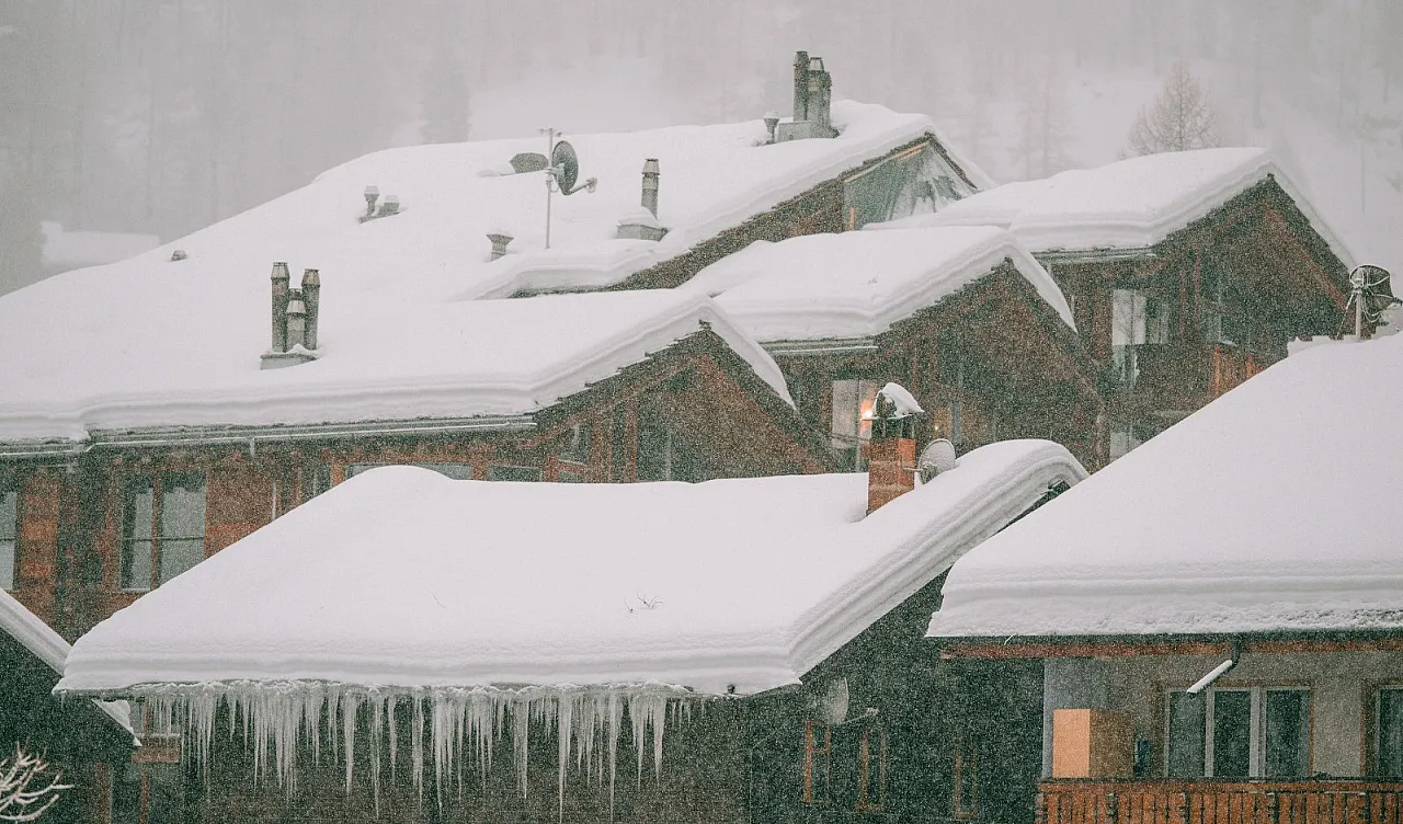 Ağrı'da kar tehlikesi: Çatılardan düşen kar kimin sorumluluğunda?