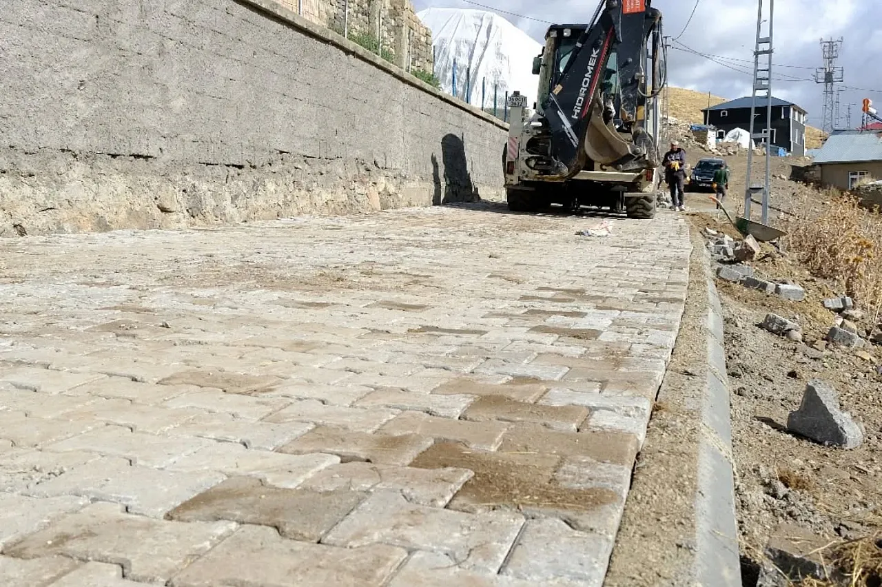 Ağrı Eleşkirt Karabacak Köyüne 1000m² Kilit Parke Taşı Döşendi