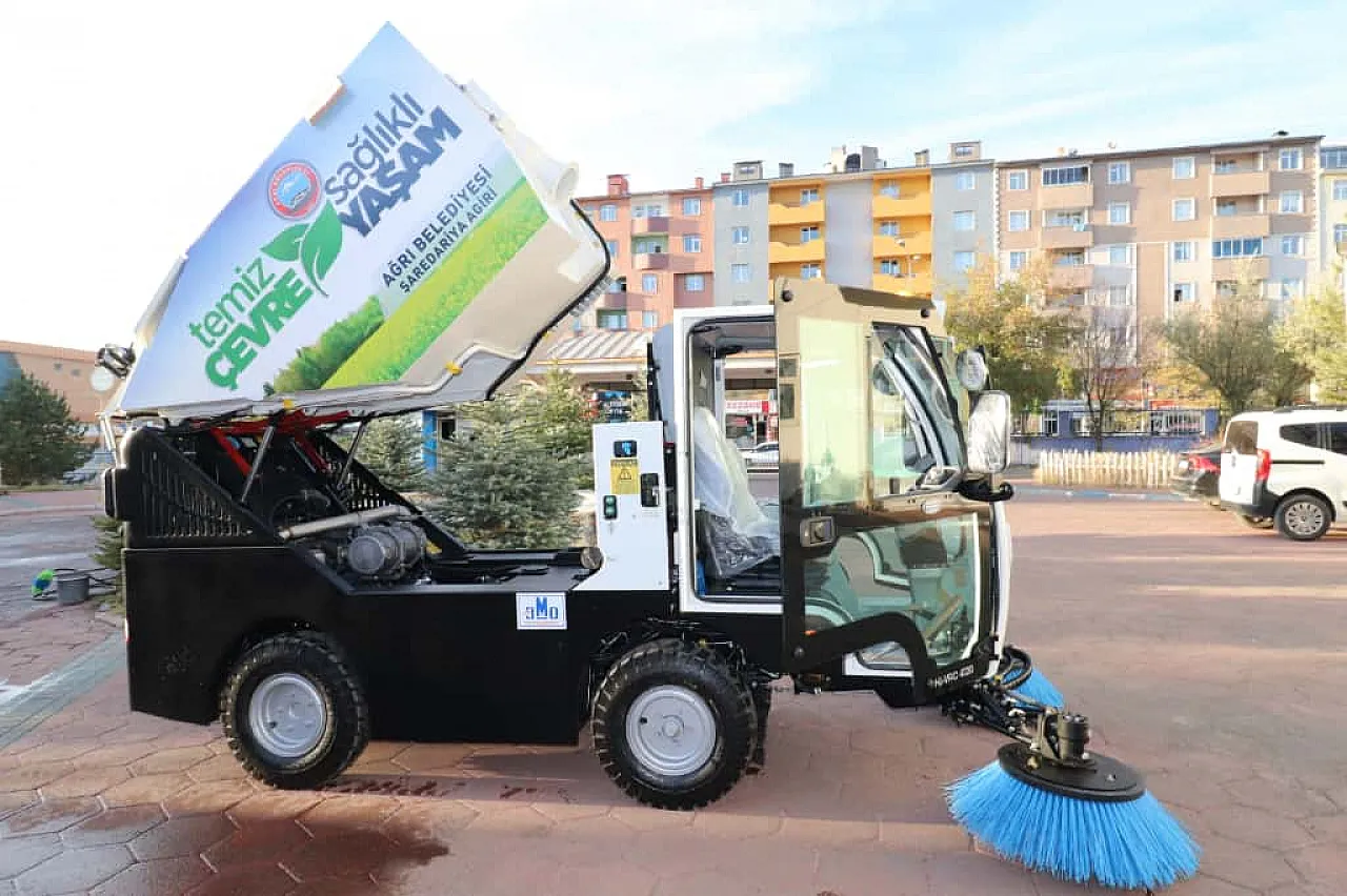 Ağrı Belediyesi, Vakumlu Yeni Yol Süpürme Aracıyla Filosunu Güçlendirdi