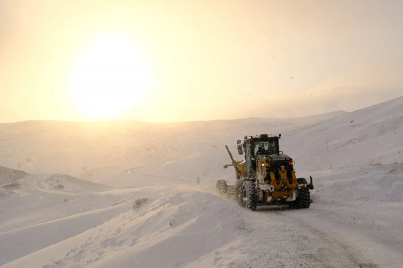 Ağrı'da kar ve tipi ulaşımı vurdu