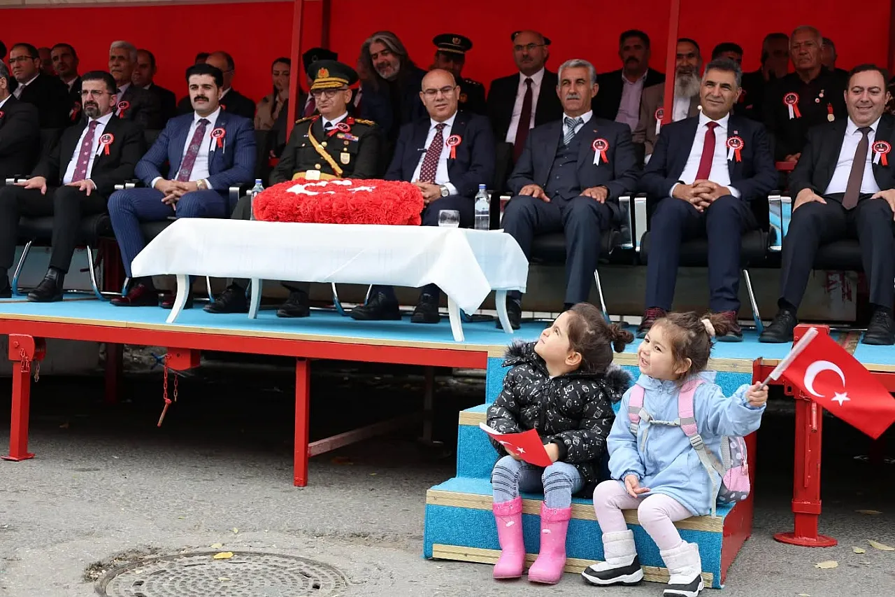 Ağrı'da Cumhuriyetin 102'inci Yılı Coşkusu: Spor Şöleni ve Geçit Töreni