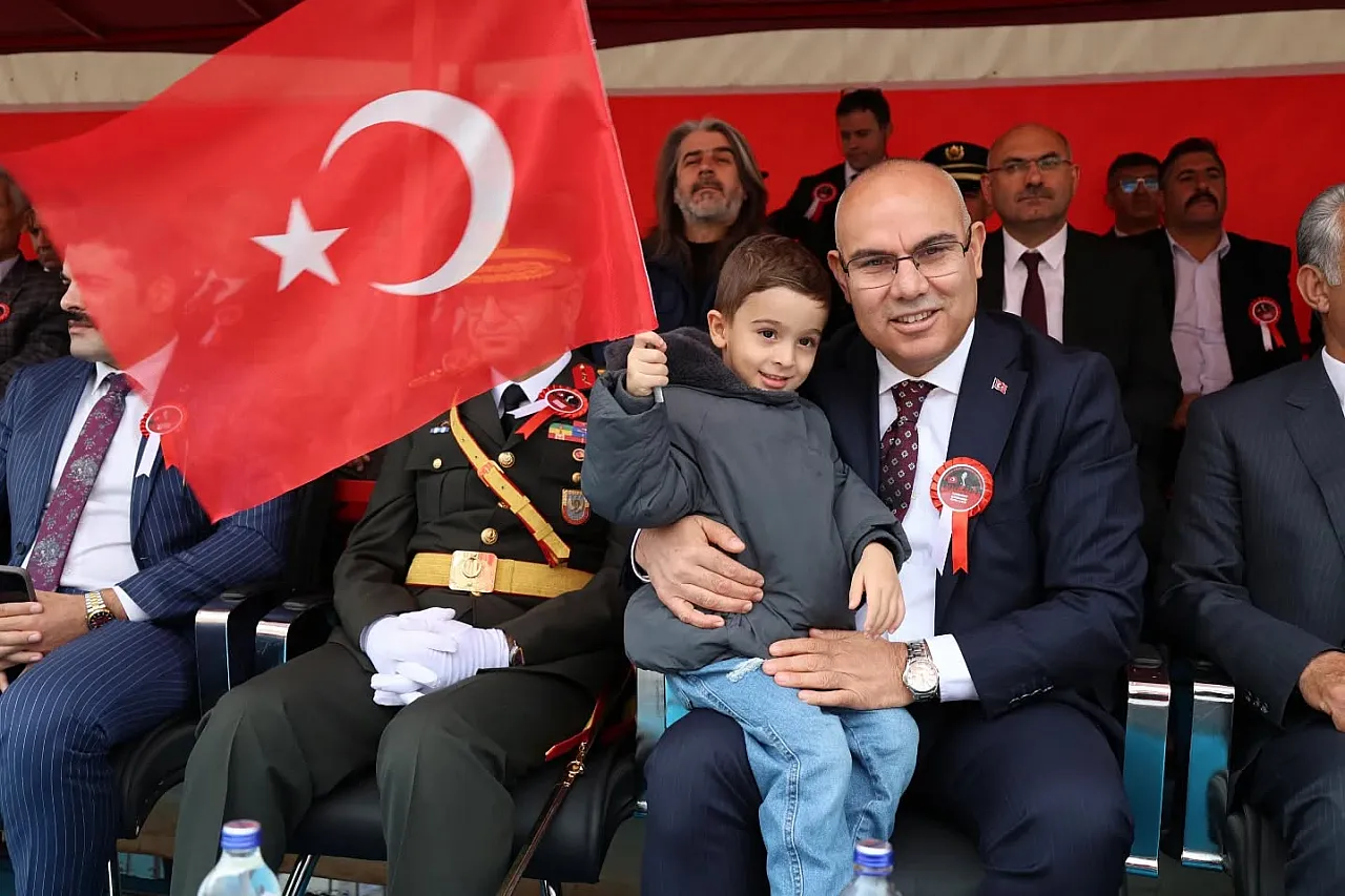 Ağrı'da Cumhuriyetin 102'inci Yılı Coşkusu: Spor Şöleni ve Geçit Töreni