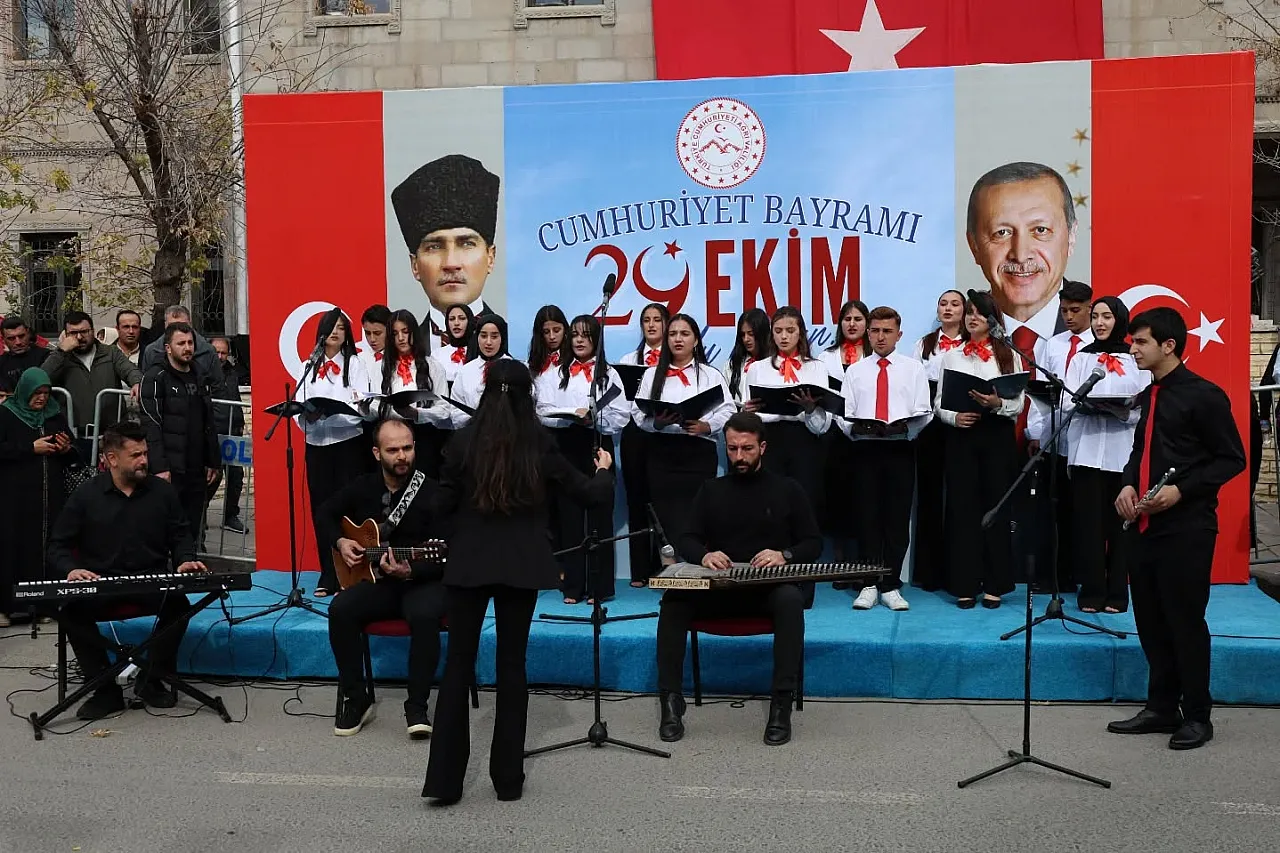 Ağrı'da Cumhuriyetin 102'inci Yılı Coşkusu: Spor Şöleni ve Geçit Töreni