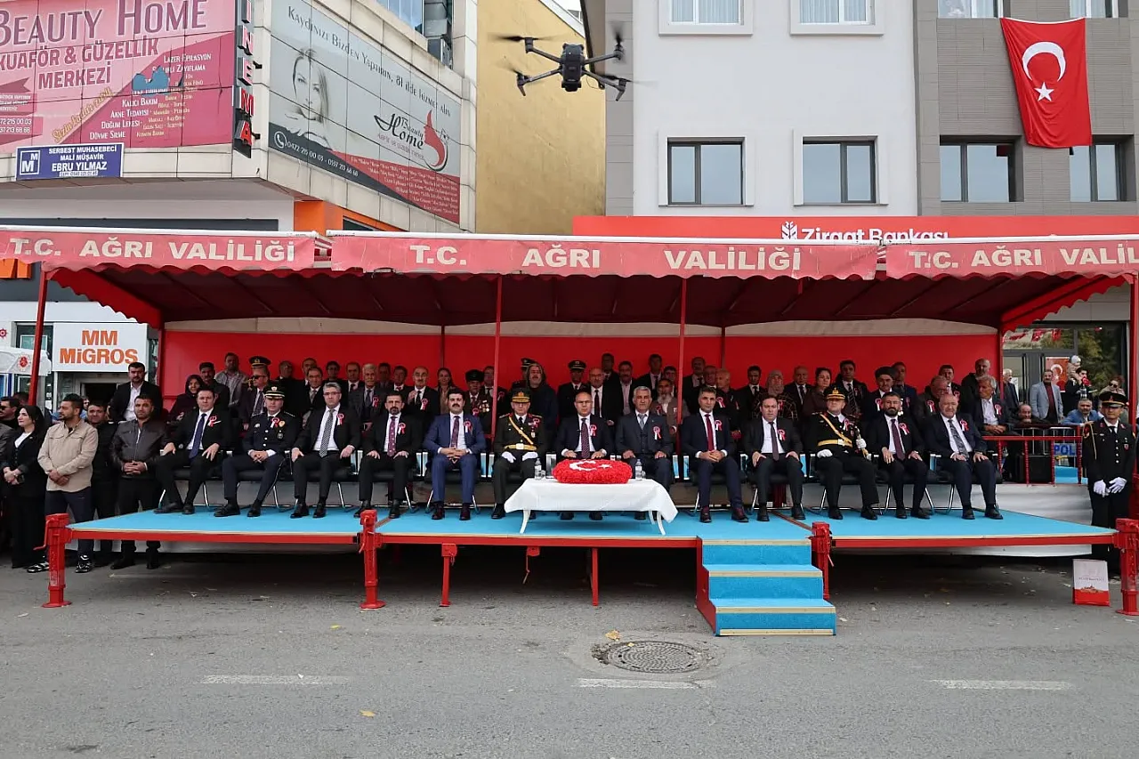 Ağrı'da Cumhuriyetin 102'inci Yılı Coşkusu: Spor Şöleni ve Geçit Töreni