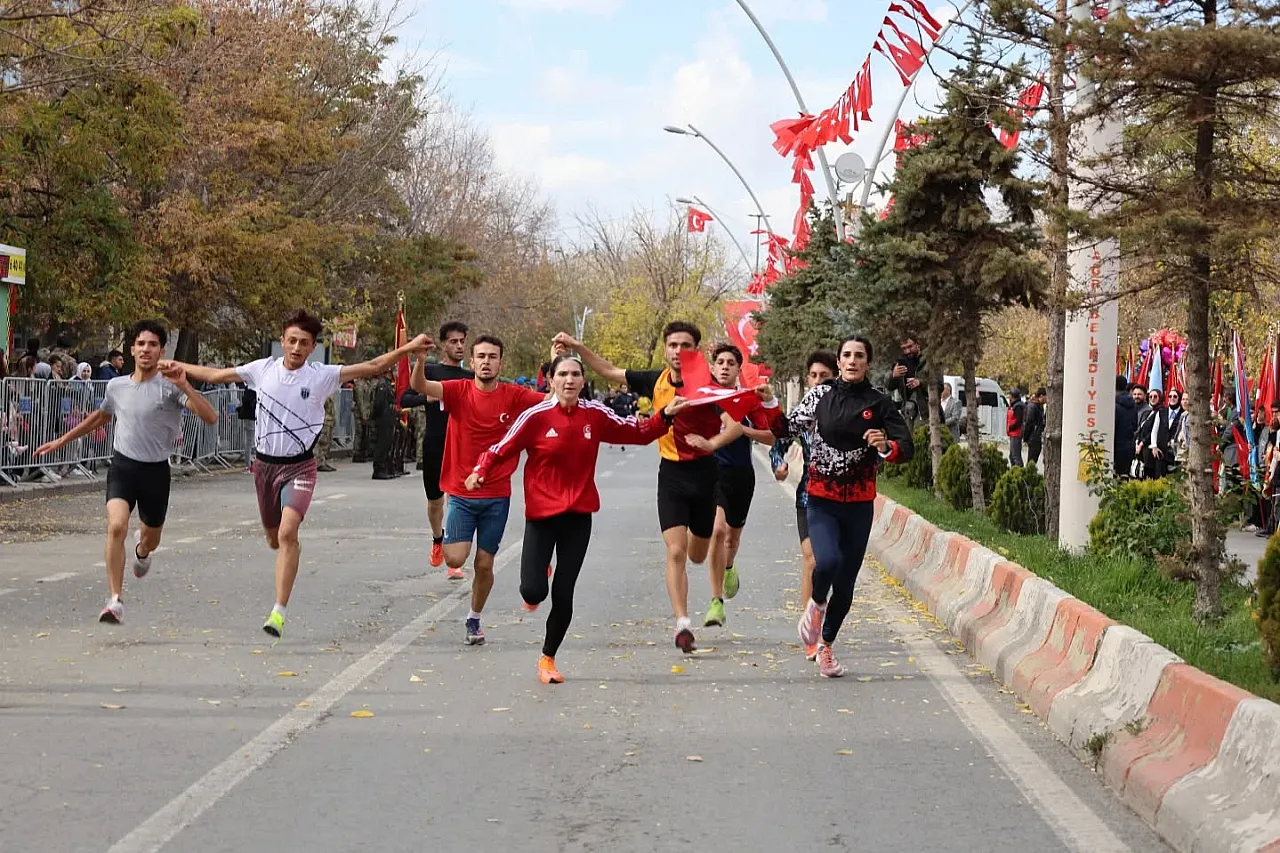 Ağrı'da Cumhuriyetin 102'inci Yılı Coşkusu: Spor Şöleni ve Geçit Töreni