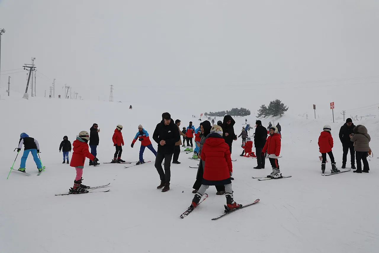 Ağrı'da umuda açılan pistler: 'Soğuk değil umut var'
