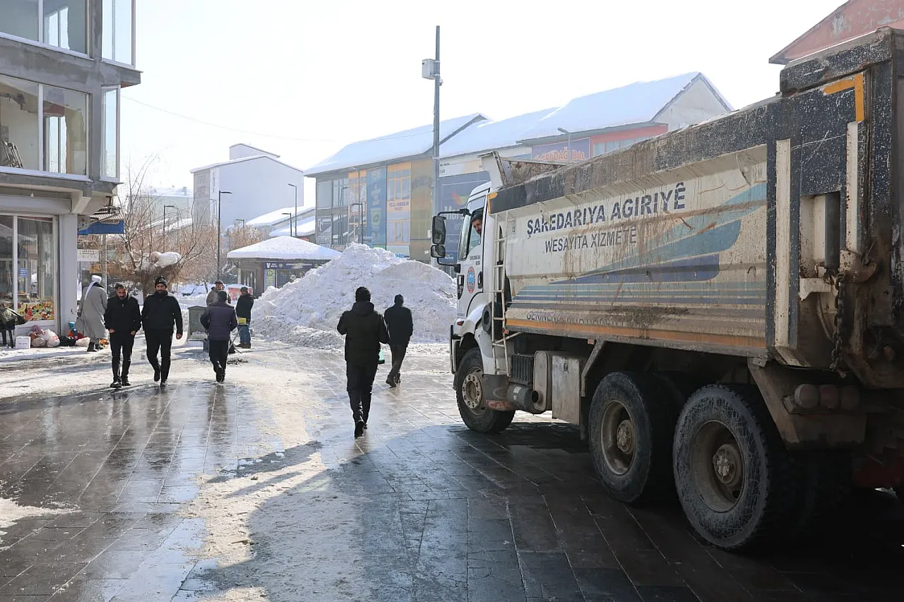 Ağrı'da hayatı durdurmayan mücadele!