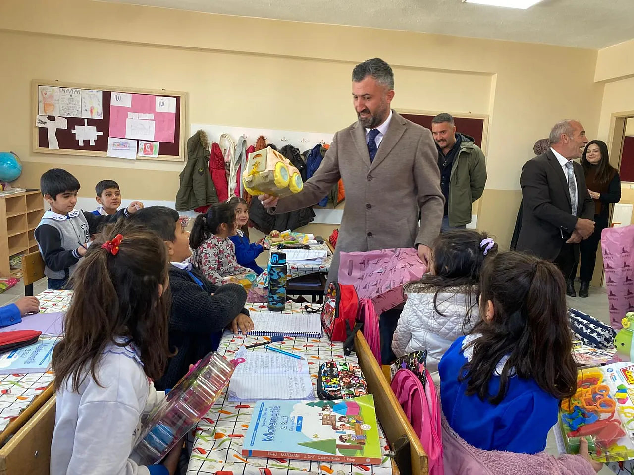 AK Parti Ağrı İl Başkanı İlhami Yıldız, Çakıroba Köyü İlkokulu'nu Ziyaret Etti